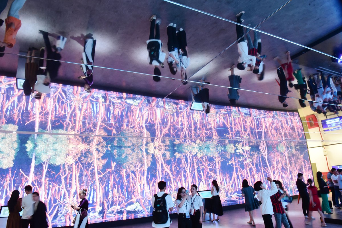 Triển lãm quốc tế đổi mới sáng tạo Việt Nam 2023 thu hút sự tham gia khoảng 200 gian hàng của doanh nghiệp công nghệ quy mô lớn như: Viettel, VNPT, Sovico, Masan, Becamex, VinFast, CT Group, MobiFone; các doanh nghiệp công nghệ đổi mới sáng tạo hàng đầu trên thế giới như SK, Samsung, SpaceX, Google, Meta, Intel, Signify, John Cokerill và các doanh nghiệp khởi nghiệp tiêu biểu. Trong ảnh là gian triển lãm của tập đoàn SK Hàn Quốc.