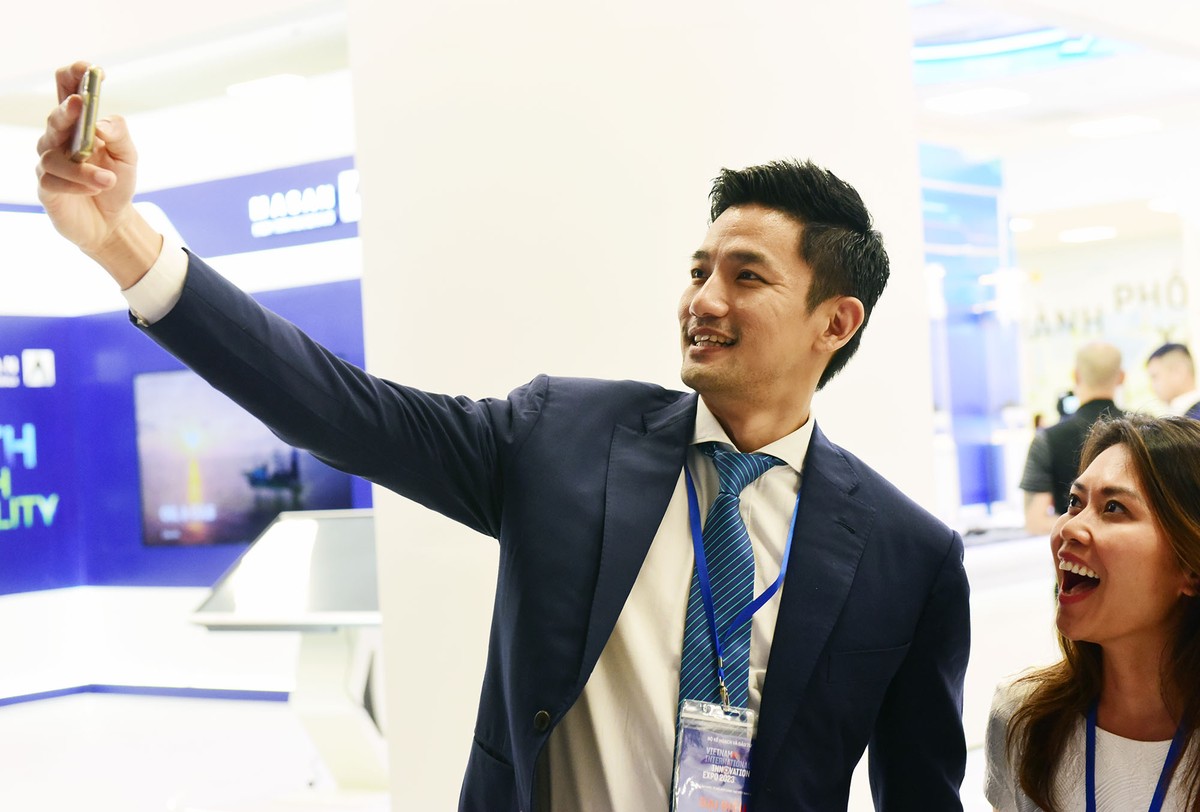 Ông Marc Woo, Giám đốc điều hành Google phụ trách thị trường Việt Nam và châu Á - Thái Bình Dương, chụp ảnh selfie với đồng nghiệp ở gian hàng của Google tại VIIE 2023.