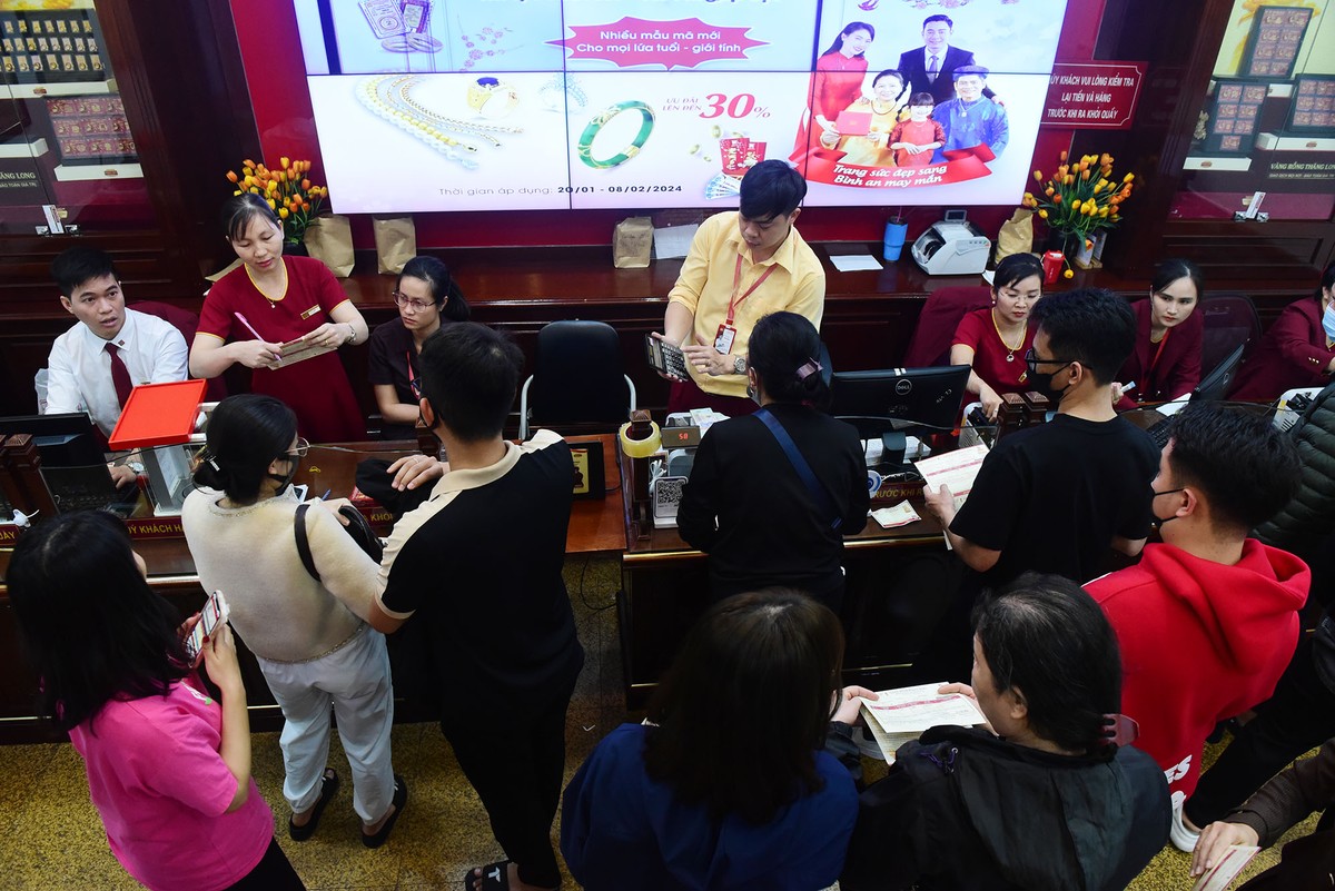 Rất đông khách hàng mua vàng trước ngày vía Thần Tài tại một cửa hàng vàng trên đường Cầu Giấy, Hà Nội trong chiều 18/2.