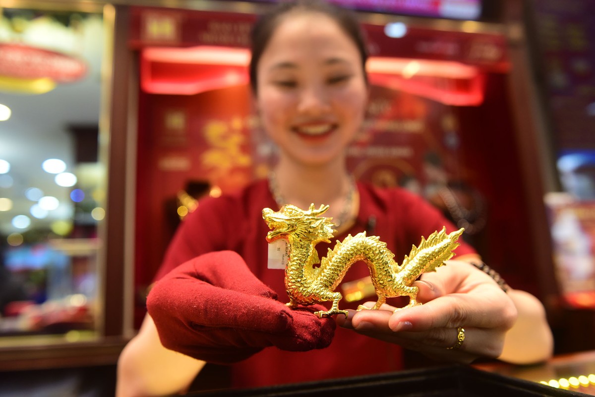 Bên cạnh đó, các sản phẩm vàng trang sức, vàng được chế tác hình linh vật rồng cũng được ưa chuộng năm nay.
