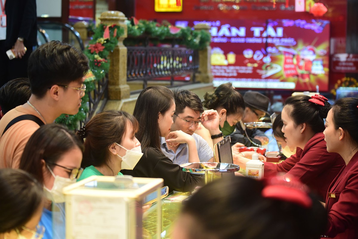 Cũng như những ngày trước đó, sản phẩm nhẫn tròn trơn loại 1 chỉ được nhiều khách hàng lựa chọn mua ngày đầu năm mới. Với loại vàng này, cửa hàng vàng chỉ bán số lượng hạn chế cho mỗi người để nhận vàng ngay.