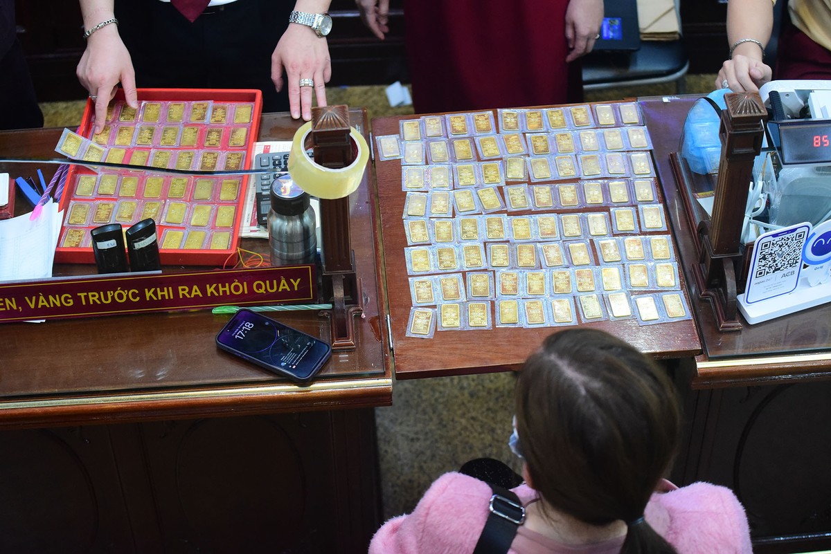 Không chỉ nhiều người có nhu cầu mua vàng trong những ngày này, nhiều giao dịch bán vàng chốt lãi cũng diễn ra. Trong ảnh là khách hàng đang bán 124 cây vàng tại một cửa hàng trên phố Cầu Giấy.