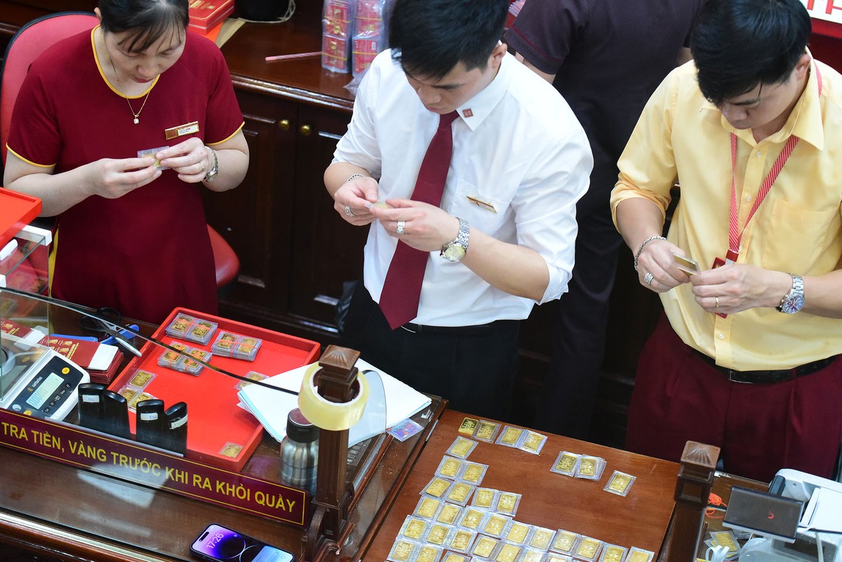 Hàng vàng phải lập một khu vực riêng và cắt ra 3 nhân viên để kiểm vàng của vị khách nói trên. Nhưng, cũng phải mất gần 1 tiếng mới phục vụ xong.
