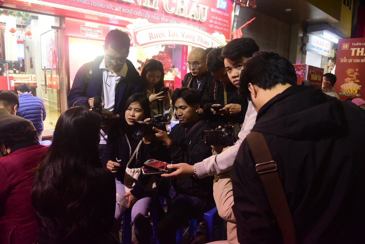 Theo ghi nhận của phóng viên Báo Đầu tư Chứng khoán, số lượng phóng viên đến ghi nhận thông tin đông hơn nhiều so với số người chờ mua vàng Thần tài năm nay. Theo ghi nhận của phóng viên Báo Đầu tư Chứng khoán, số lượng phóng viên đến ghi nhận thông tin đông hơn nhiều so với số người chờ mua vàng Thần tài năm nay.