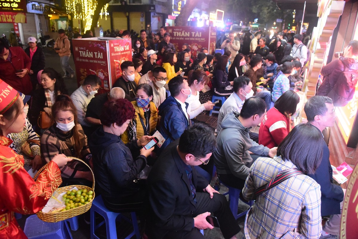 Gần giờ mở cửa, các ghế chờ trước cửa hàng vàng mới gần như kín khách. Gần giờ mở cửa, các ghế chờ trước cửa hàng vàng mới gần như kín khách.