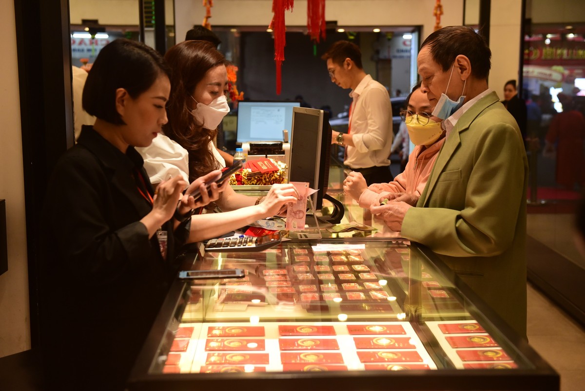 Sở dĩ lượng khách xếp hàng chờ mua vàng năm nay vắng vẻ hơn, được nhân viên bán hàng giải thích là nhiều người đã mua từ những ngày trước, bởi hôm nay vướng thứ Hai đầu tuần nên ít người có thể trực tiếp đi mua. Sở dĩ lượng khách xếp hàng chờ mua vàng năm nay vắng vẻ hơn, được nhân viên bán hàng giải thích là nhiều người đã mua từ những ngày trước, bởi hôm nay vướng thứ Hai đầu tuần nên ít người có thể trực tiếp đi mua.