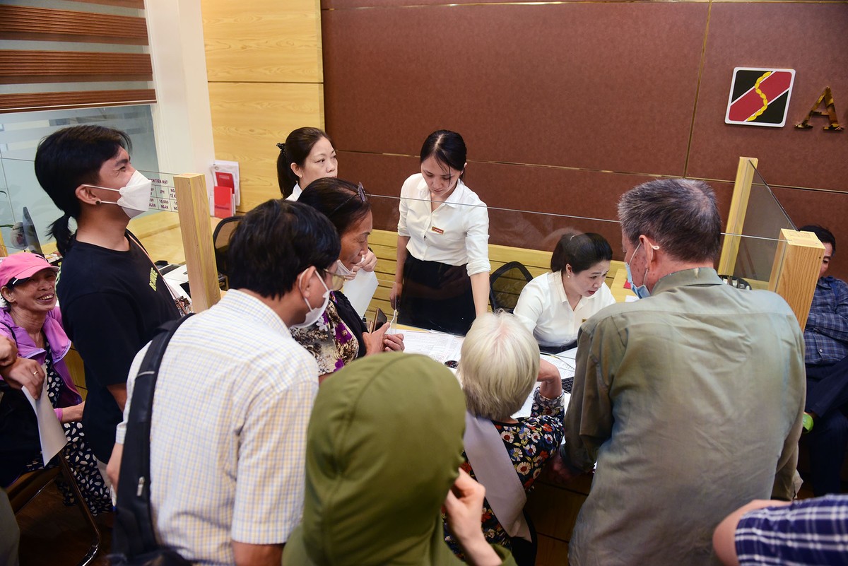 Nhiều người chờ đợi quá lâu nên đã bỏ về trong ngày đầu tiên các ngân hàng bán vàng bình ổn.