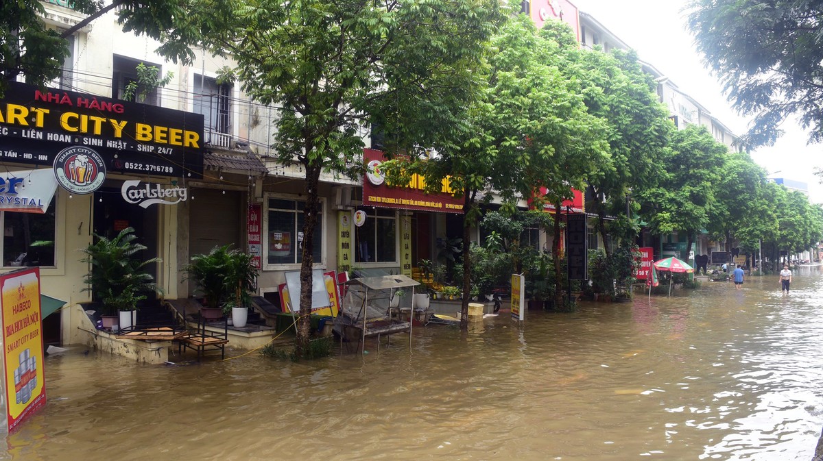 Dãy liền kề shophouse cạnh đó cũng bị nước mưa tràn vào, ngập gần hết tầng hầm.