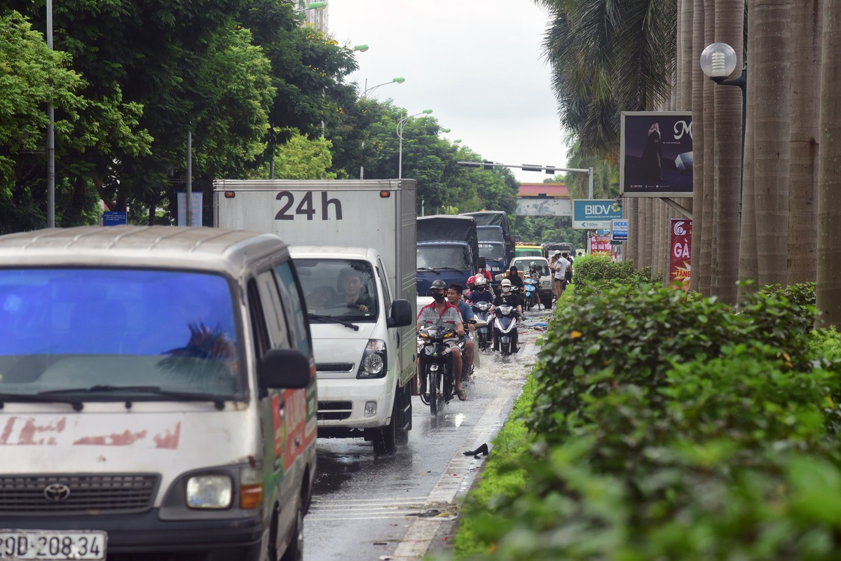 Đoạn đường Lê Trọng Tấn (Hà Đông) ùn tắc kéo dài do ngập lụt trong sáng ngày 24/7.