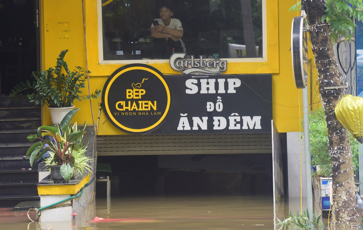 Khu vực này tập trung rất nhiều nhà hàng, quán ăn... tầng hầm là nơi đặt bếp do đó mưa lụt gây thiệt hại rất lớn cho người dân nơi đây.