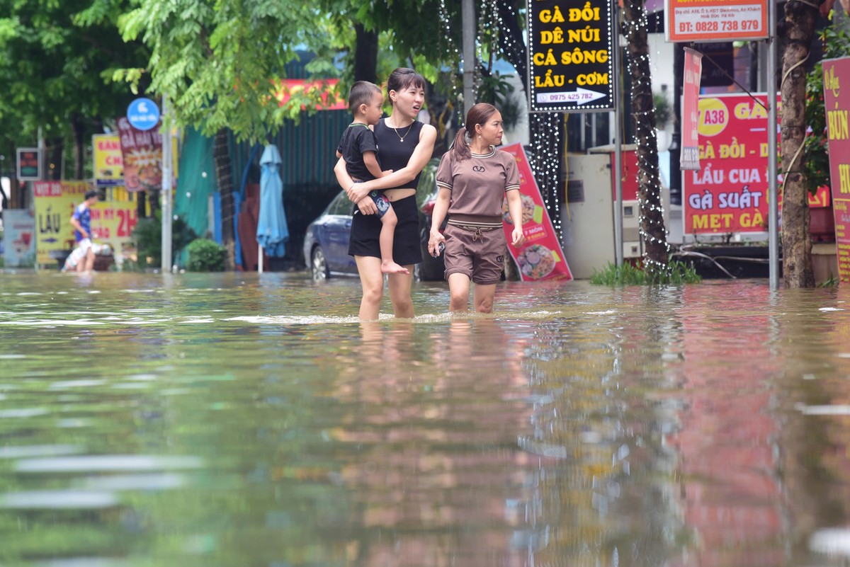 Chị Dung sống tại khu Geleximco A chia sẻ bà con ở đây đã quá quen thuộc khi chỉ cần cơn mưa nặng hạt kéo dài người dân sẽ lại phải chịu cảnh ngập úng.