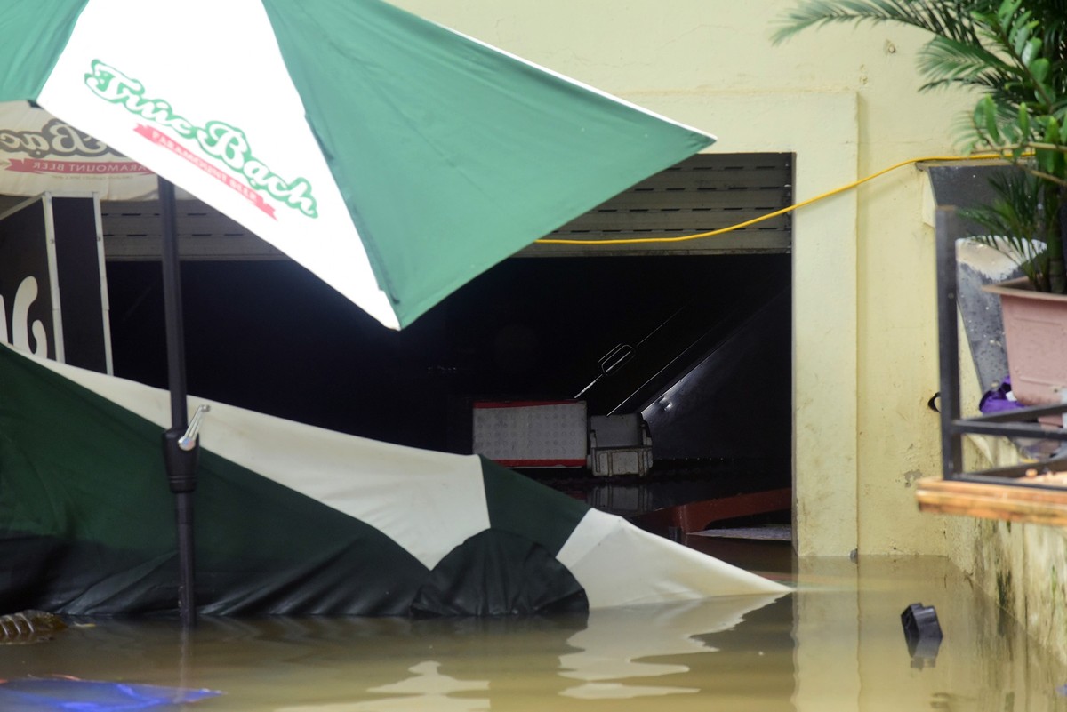 Dù che chắn đủ kiểu, làm cả bờ đê nhưng các vật dụng không kịp đem ra khỏi tầng hầm vẫn bị nước cuốn trôi trong một căn liền kề.