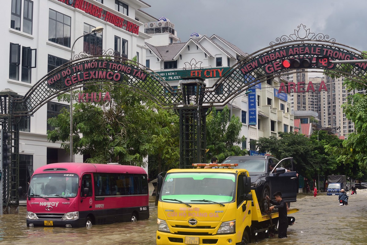 Các xe cứu hộ giao thông hoạt động hết công suất.