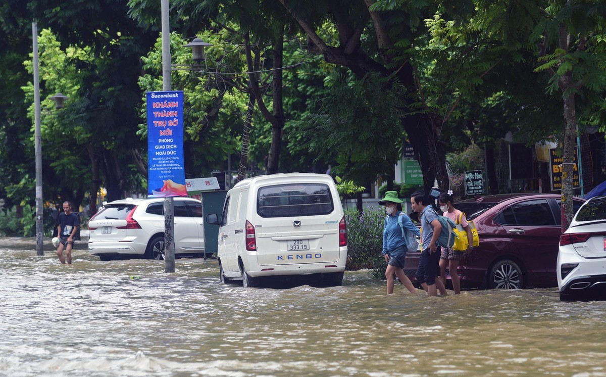 Nhiều điểm không thể phân biệt được đâu là đường đâu là vỉa hè khiến việc đi lại rất khó khăn, nguy hiểm.