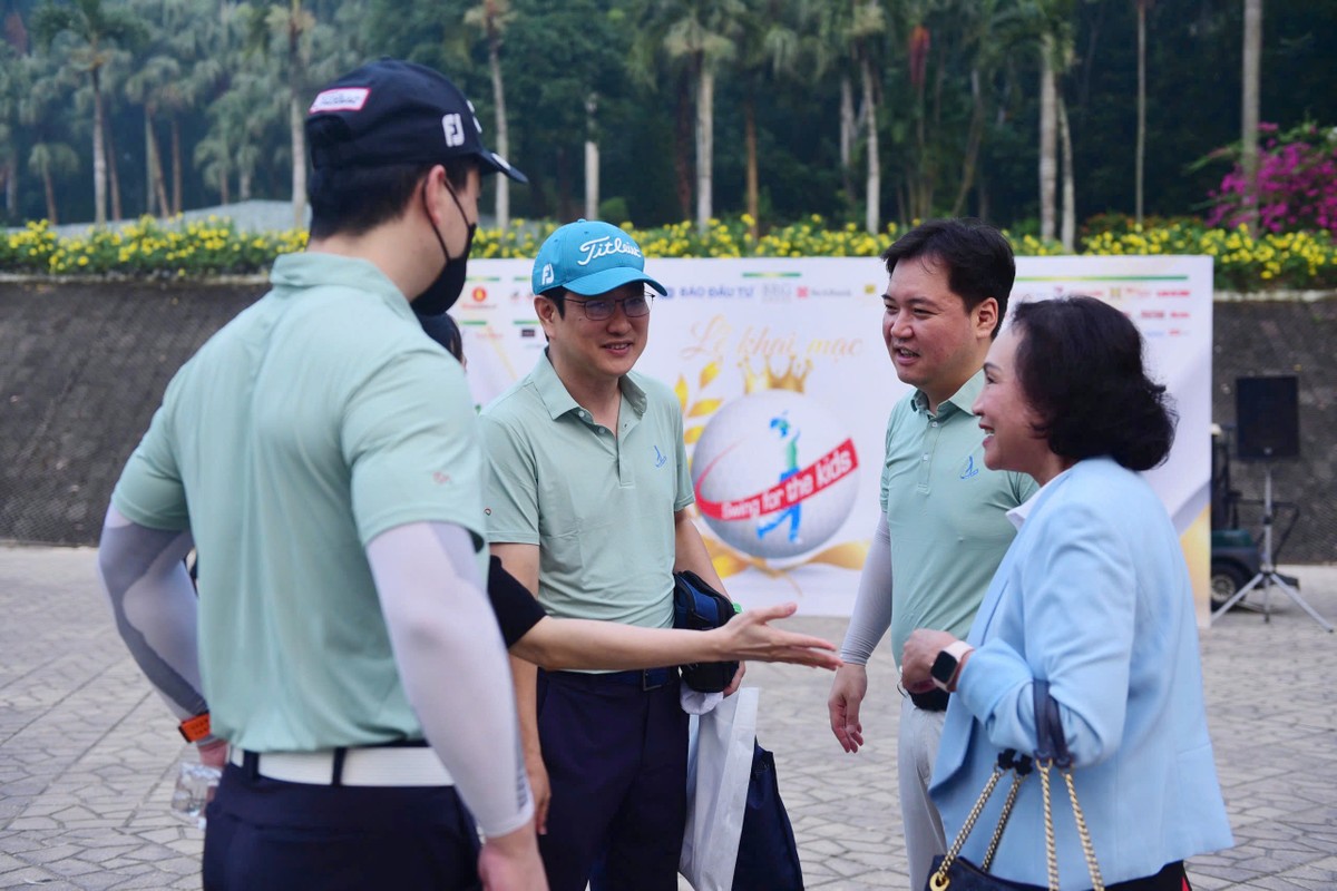Ngoài mục đích từ thiện, giải golf thường niên còn là nơi kết nối, chia sẻ kinh doanh của các doanh nhân hàng đầu trên cả nước. Trong ảnh: bà Trần Thị Kim Nga, Tổng giám đốc Công ty Vietnam Bevaruge đang trao đổi với các đại diện đến từ Samsung Electronics Viet Nam.