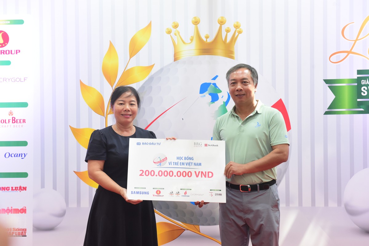 Đồng thời, như thường niên, một khoản tài trợ trị giá 200.000.000 đồng đã được Báo Đầu tư thay mặt cộng đồng golfer và các nhà tài trợ gửi tới Quỹ Khuyến học Việt Nam.