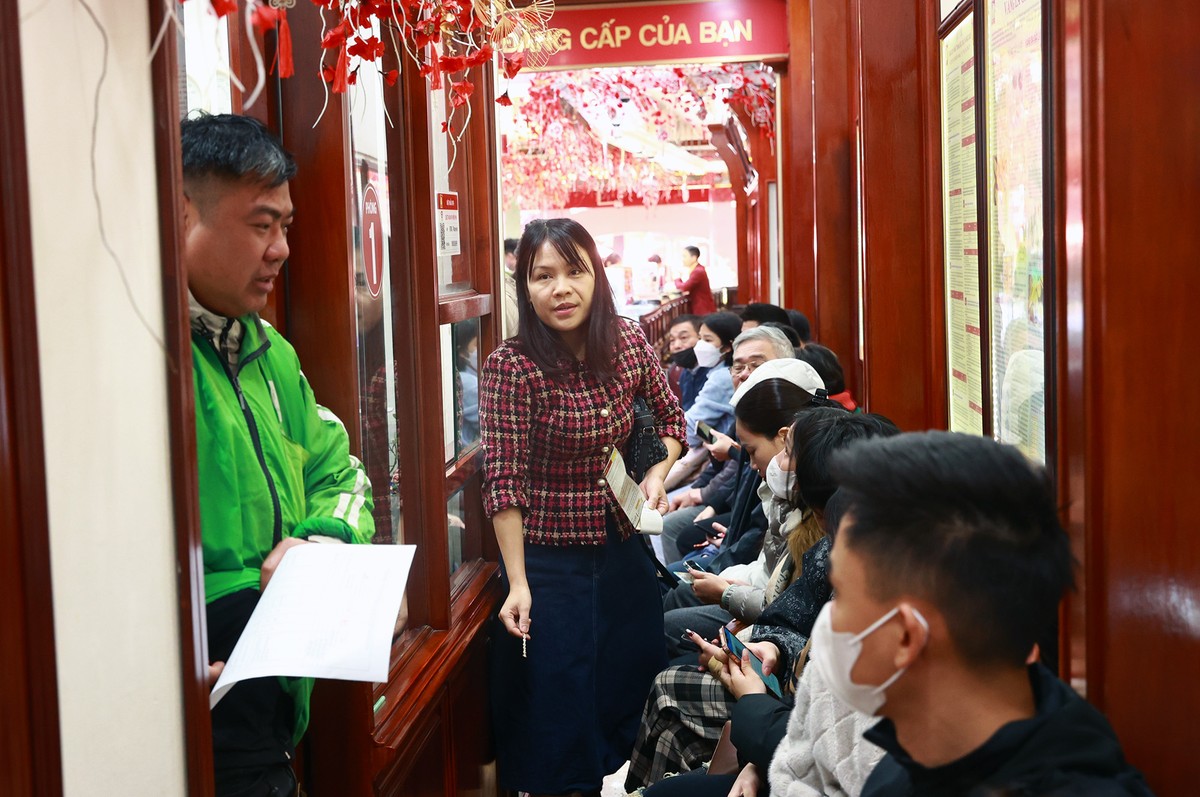 Lối đi trong các cửa hàng cũng được tận dụng để xếp ghế cho người dân chờ đợi. Di chuyển 2 người phải tránh nhau.