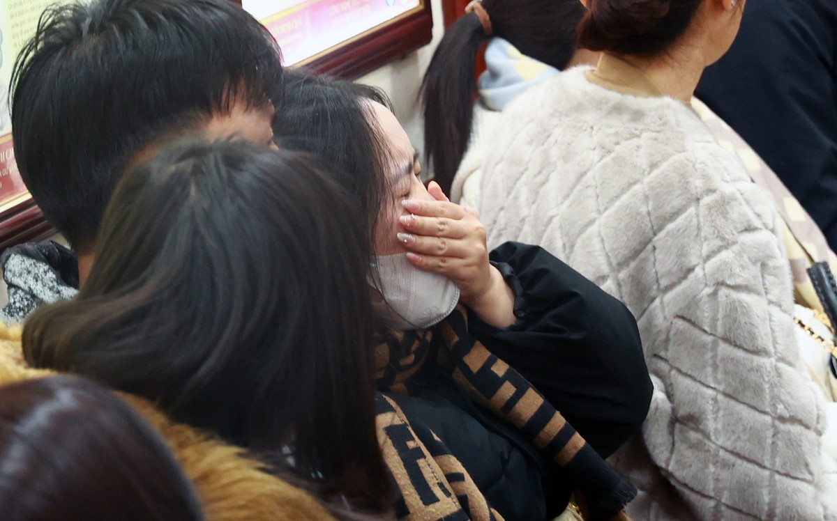 Đúng giờ trưa nên người chờ đợi không tránh được cảm giác mệt mỏi.