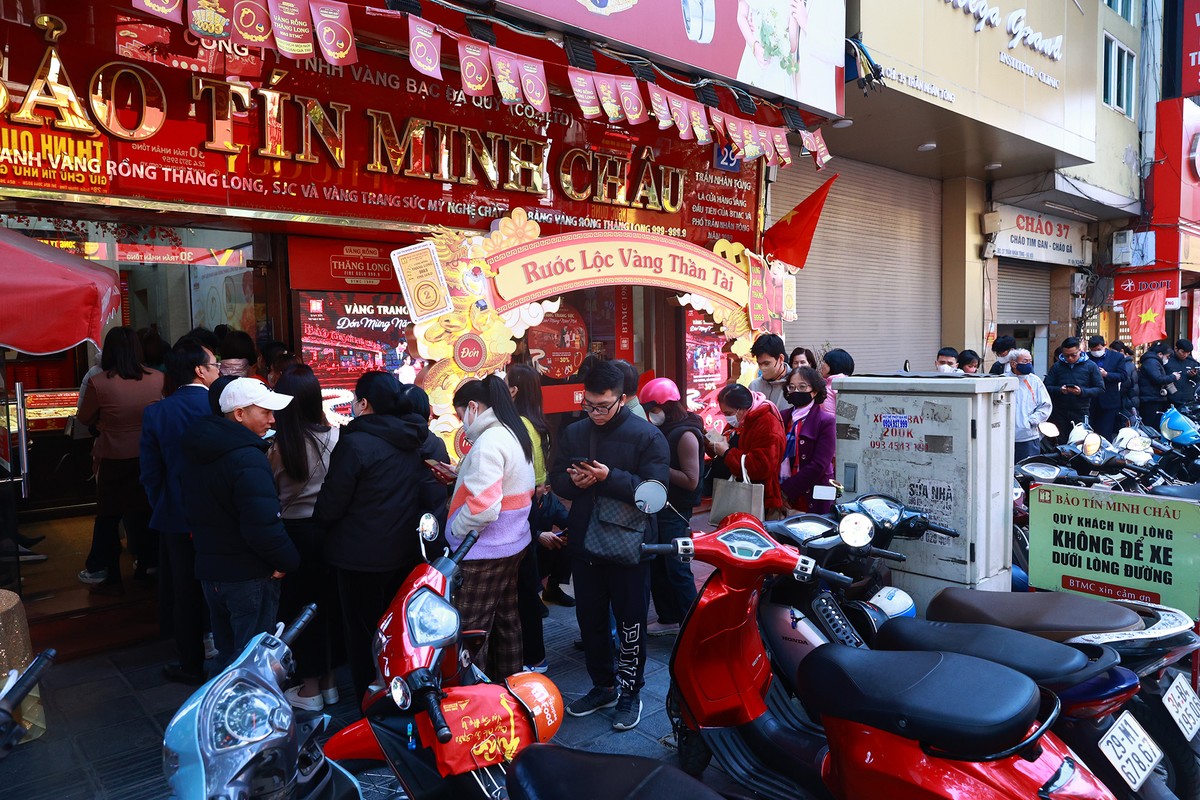 Cảnh tượng người dân xếp hàng chờ đến lượt mua vàng lại tái diễn những ngày đầu năm mới. Ảnh chụp sáng nay ngày 4/2 (mùng 7 Âm lịch) trên "phố vàng" Trần Nhân Tông, Hoàn Kiếm, Hà Nội.
