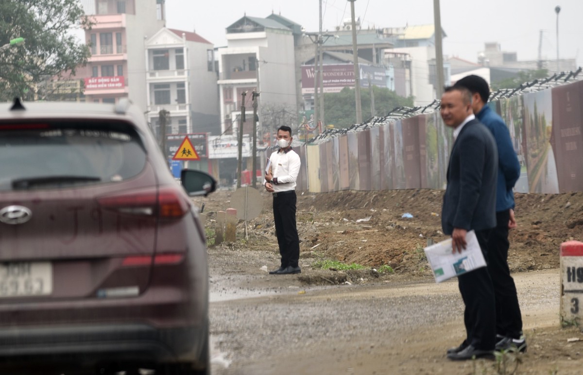 Bên ngoài dự án, hàng chục đại lý phân phối cùng hàng trăm môi giới tụ họp thường xuyên.