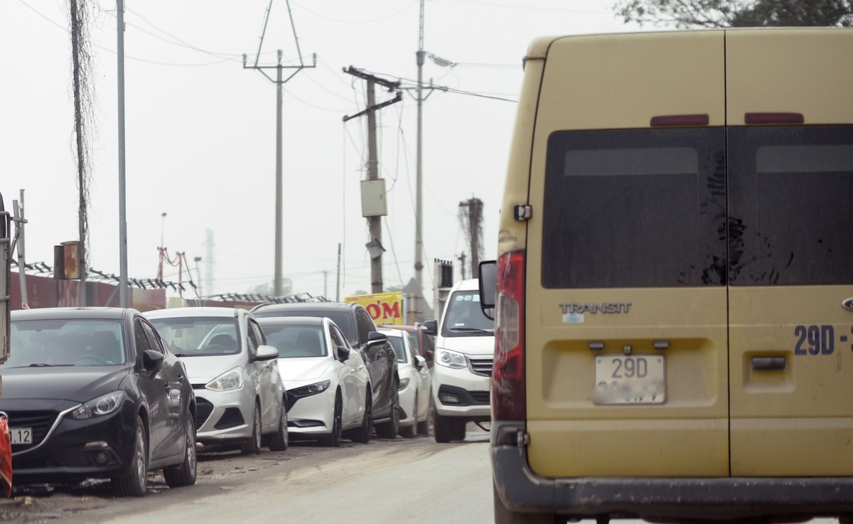 Nhiều thời điểm, các tuyến đường xung quanh dự án chật kín xe cộ khiến giao thông tắc nghẽn.