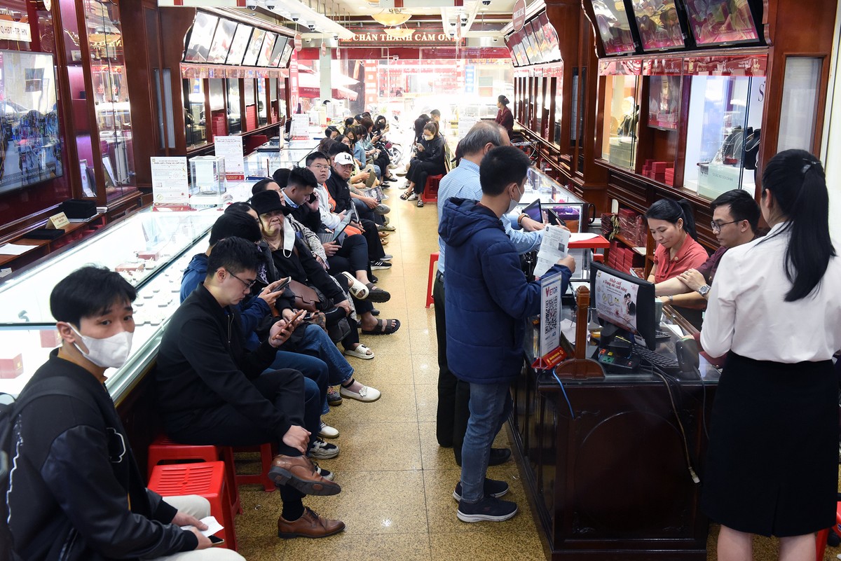 12h trưa nay (3/4), dù là giờ nghỉ nhưng vẫn có rất đông người xếp hàng chờ đợi đến lượt trong các cửa hàng vàng trên "phố vàng" Trần Nhân Tông, Hà Nội.