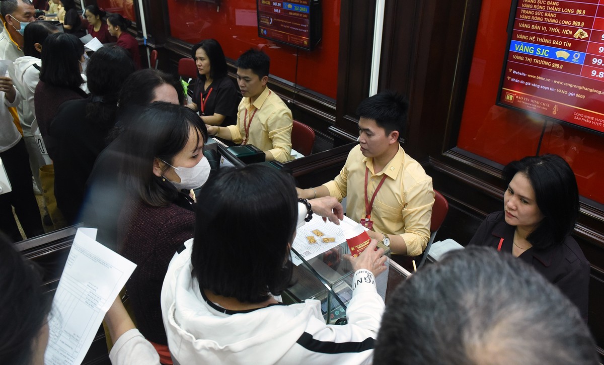 Do lượng người lớn, tại một cửa hàng, mỗi người trung bình chờ đợi tới hơn 2 tiếng mới đến lượt vào giao dịch vàng.