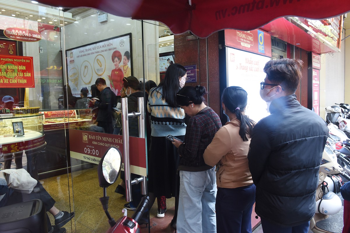 Khách hàng đến sẽ được hàng vàng thông báo chuẩn bị sẵn Căn cước Công dân và lượng mua tối đa trong ngày. Đầu giờ sáng cửa hàng Bảo Tín Minh Châu cho biết mỗi khách hàng được mua 1 cây vàng nhẫn tròn trơn các loại nhưng đến trưa chỉ còn được mua 5 chỉ.