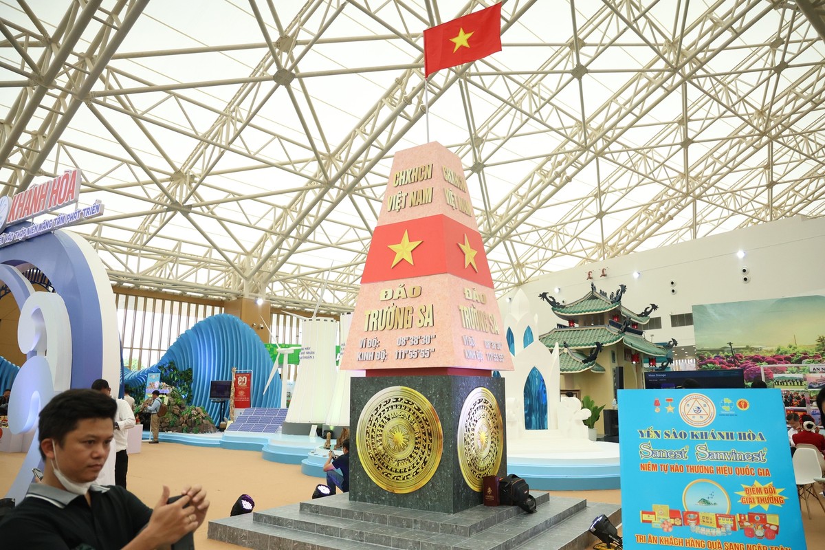 Triển lãm quy tụ sự tham gia của các ban, bộ, ngành, đoàn thể Trung ương, 34 tỉnh, thành phố cùng nhiều doanh nghiệp nhà nước và tư nhân tiêu biểu. Trong ảnh: Khu vực trưng bày của tỉnh Khánh Hòa được trang trí bằng cột mốc chủ quyền đảo Trường Sa.