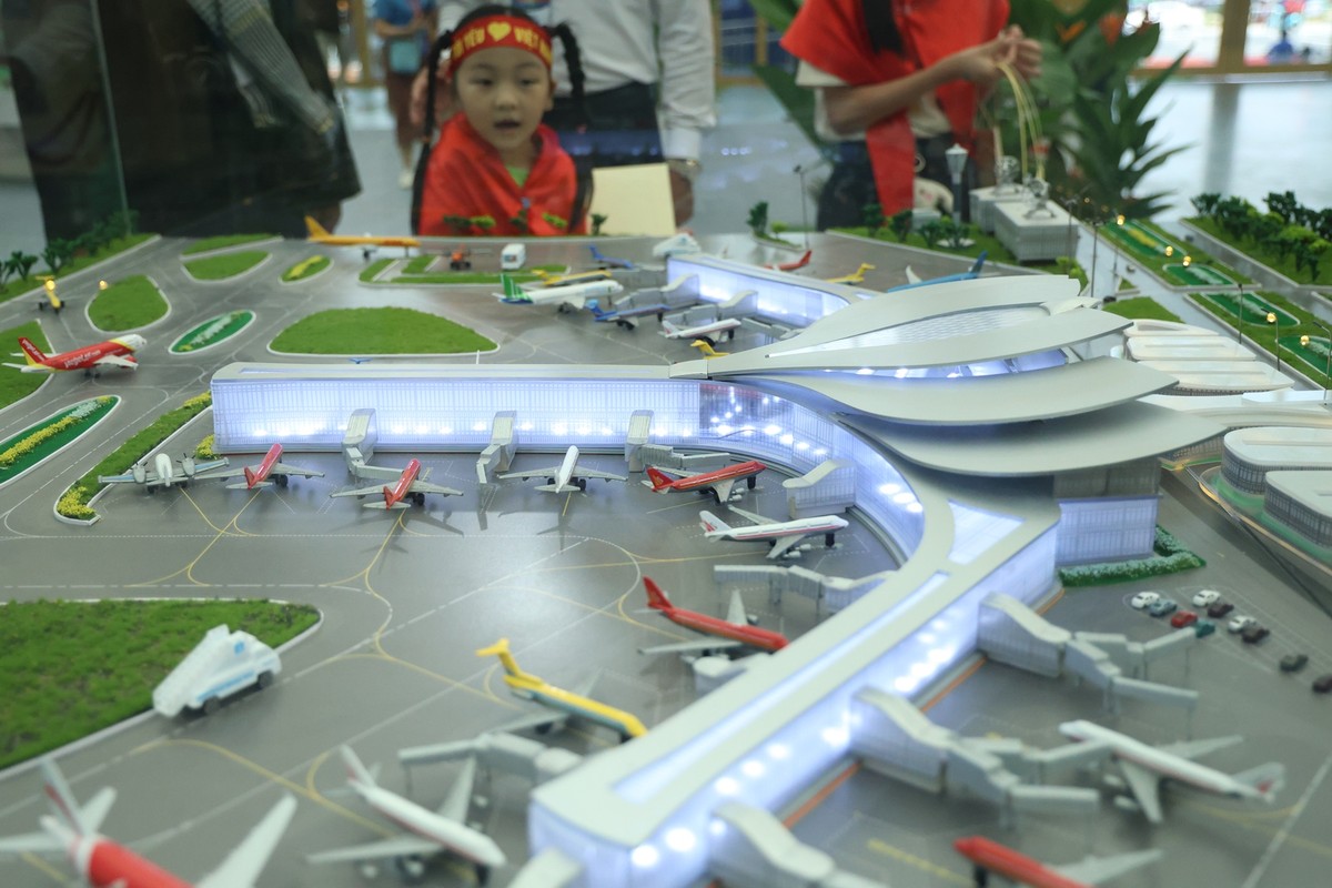 Mô hình sân bay Long Thành được giới thiệu đến đông đảo khách tham quan.