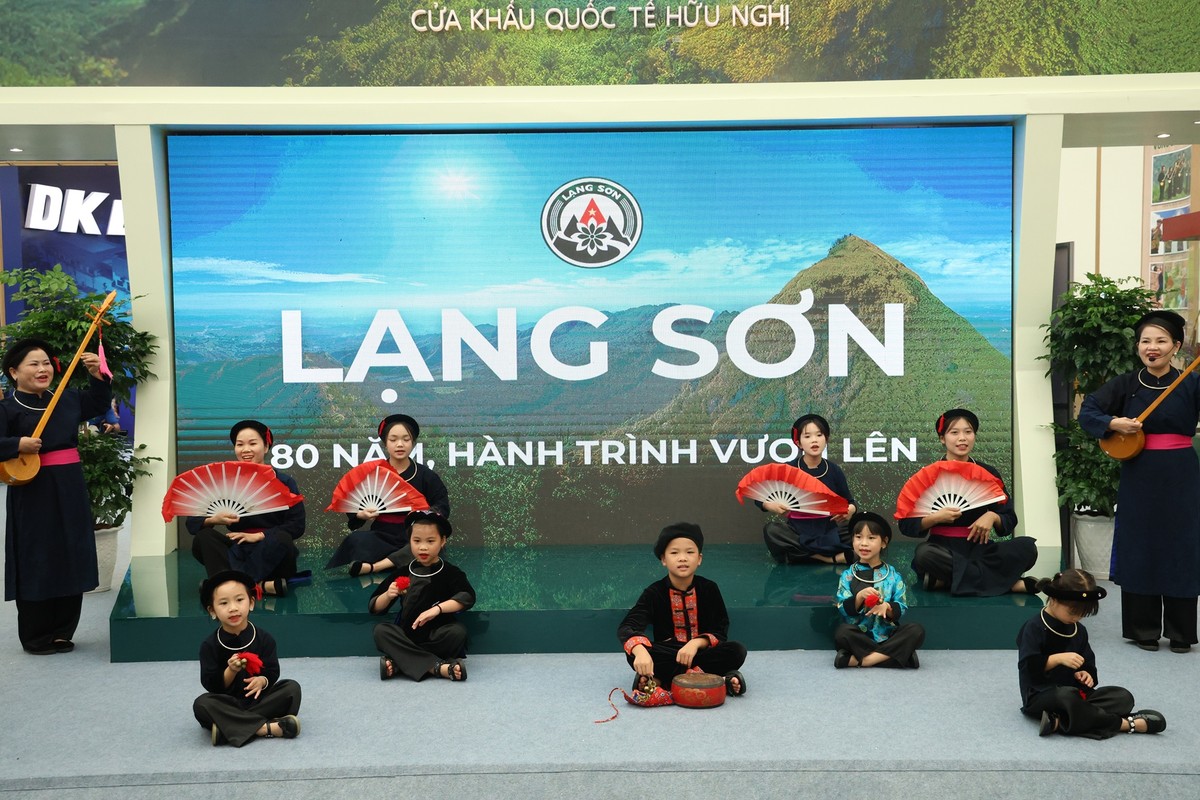 Các nghệ sỹ hát then truyền thống của tỉnh Lạng Sơn biểu diễn trong khu vực triển lãm.