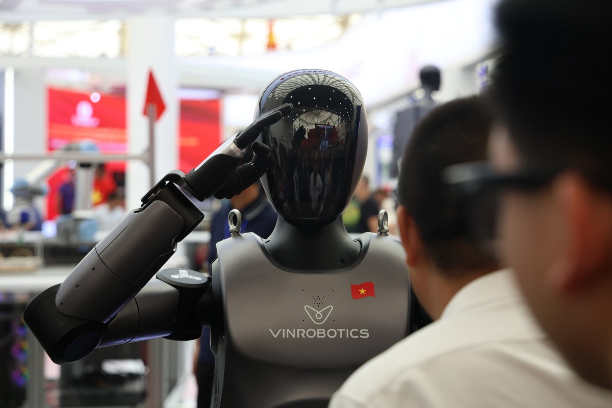 Cận cảnh Robot VinRobotics - Made in Vietnam của tập đoàn VinGroup. Robot nặng 75kg cao 1m78, có khả năng tự vận hành, chào, bắt tay... được giới thiệu đến công chúng trong triển lãm.