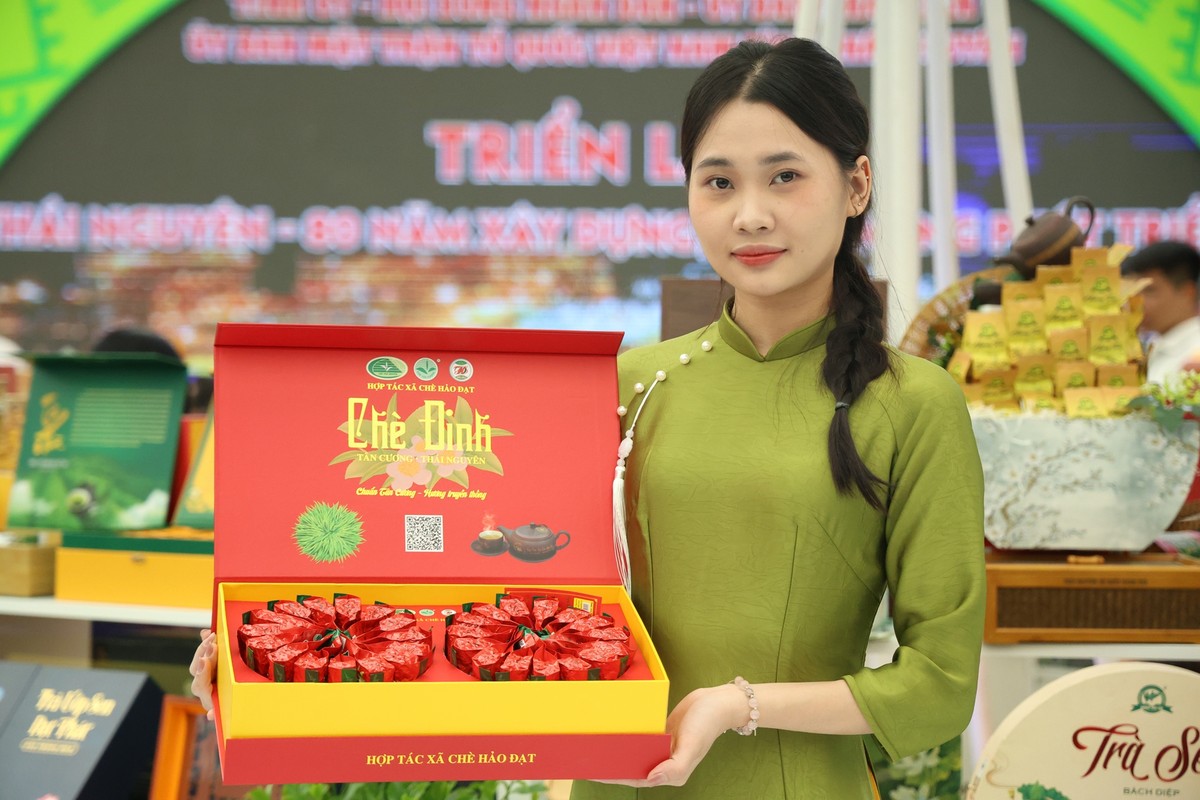Tại khu trưng bày của tỉnh Thái Nguyên, khách tham quan sẽ được trải nghiệm uống trà đặc sản của tỉnh.