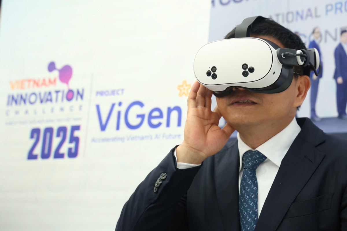 Bộ trưởng Nguyễn Văn Thắng trải nghiệm công nghệ kính thực tế ảo tại gian trưng bày của Bộ Tài chính.