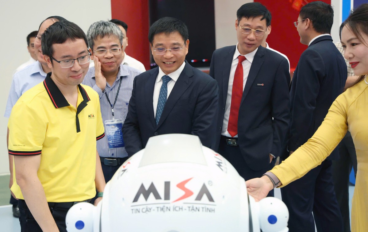 Bộ trưởng cũng đã trải nghiệm sử dụng robot trợ lý số Misa tại gian trưng bày.