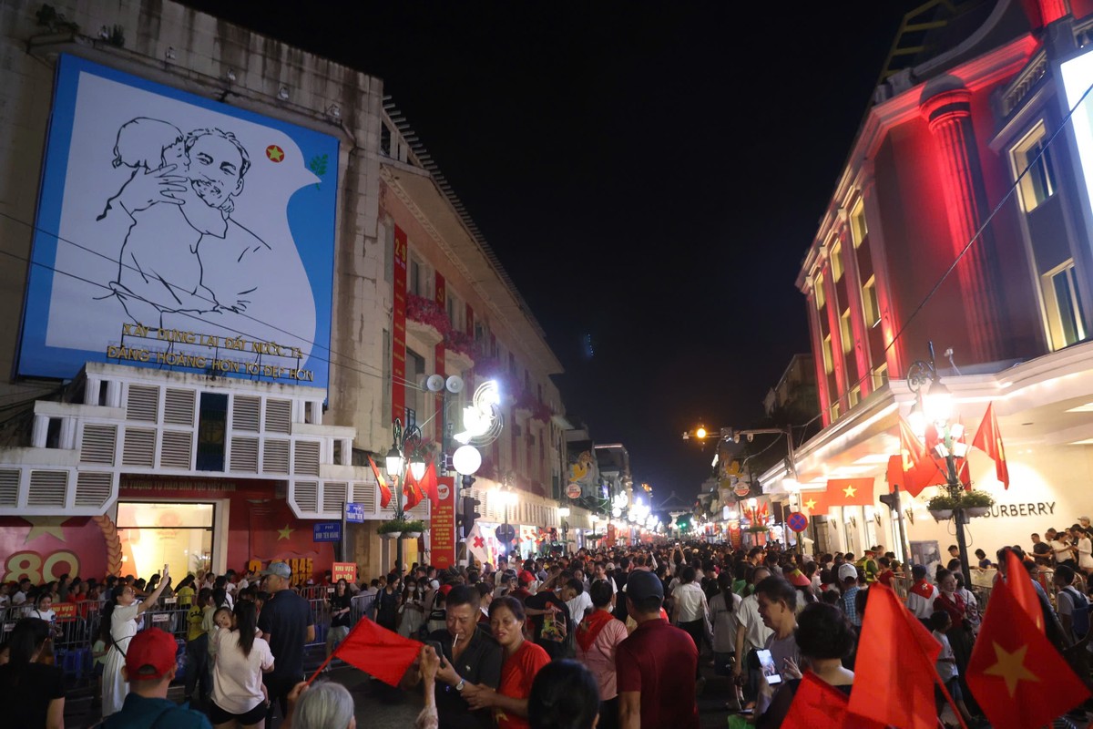 Theo ghi nhận của phóng viên Báo Tài chính - Đầu tư, vào lúc 21h toàn bộ phố Tràng Tiền đã không còn chỗ trống.