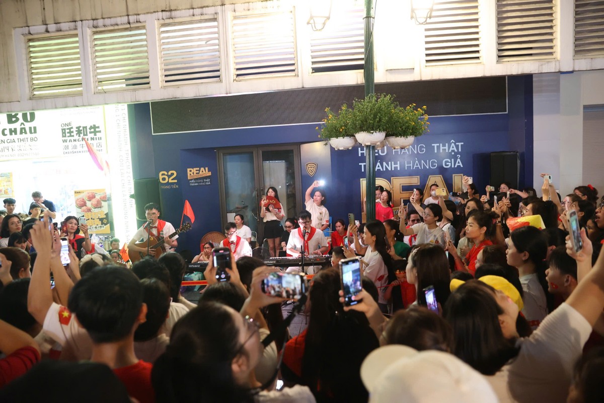 Không khí Hà Nội những ngày lịch sử này thật sự sôi động khiến ai cũng muốn được trải nghiệm.