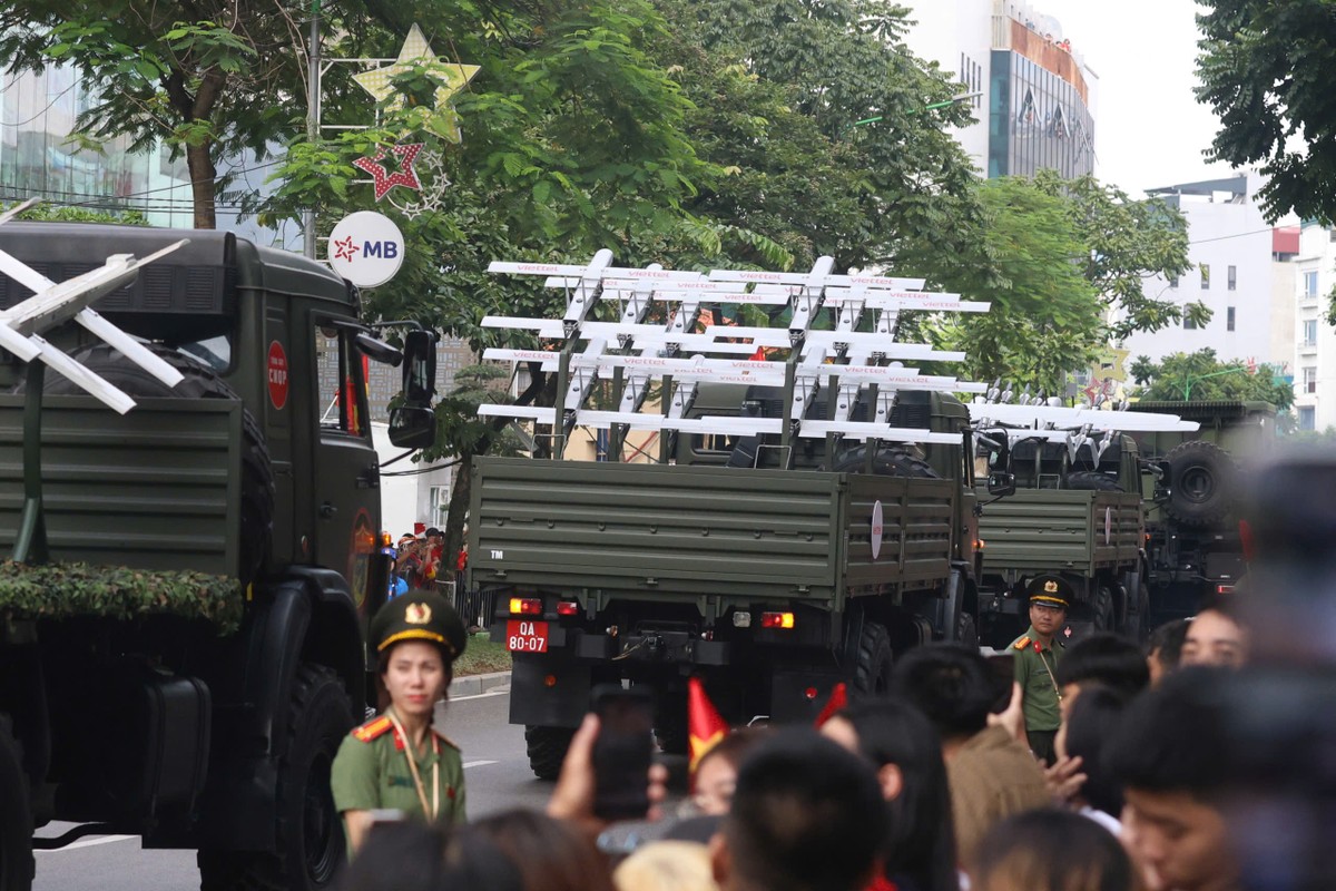 Dẫn đầu khối là xe chỉ huy UAV, phía sau là các mẫu UAV trinh sát và cảm tử do Việt Nam tự chế tạo.