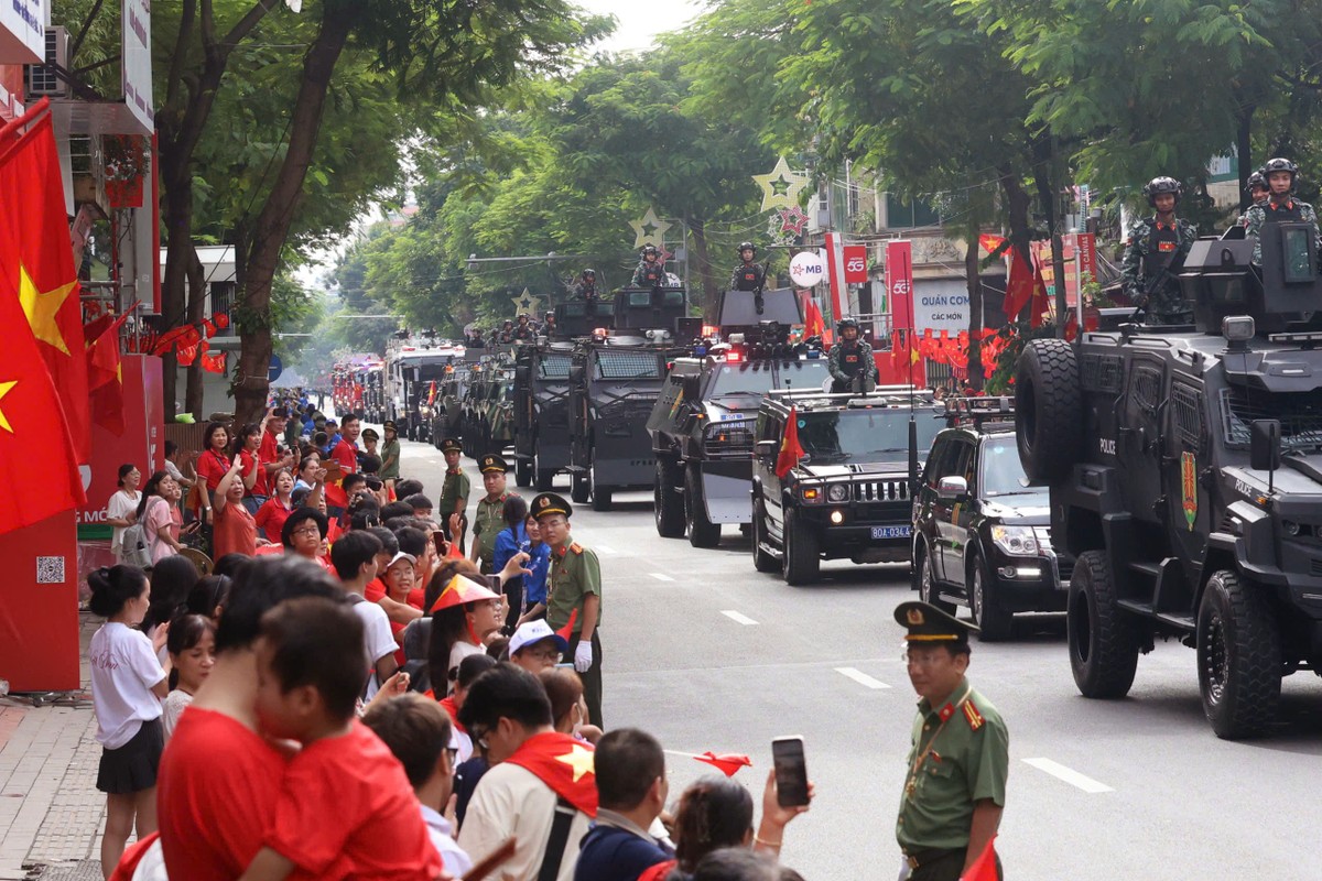 Khối xe bọc thép chống đạn trang bị cho cảnh sát đặc nhiệm có thể vượt chướng ngại vật, di chuyển nơi ngập nước sâu. Xe chống được nhiều loại đạn, bánh xe có thể tiếp tục di chuyển khi bị bắn thủng hoặc gặp sự cố trong thực hiện nhiệm vụ.