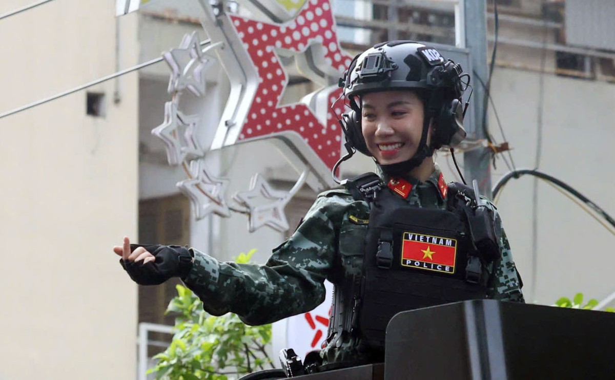 Trên đường diễu binh, các chiến sỹ tích cực tương tác với người dân đứng hai bên đường. Ảnh nữ cảnh sát đặc nhiệm "thả tim" giao lưu với nhân dân trên đường Nguyễn Thái Học.
