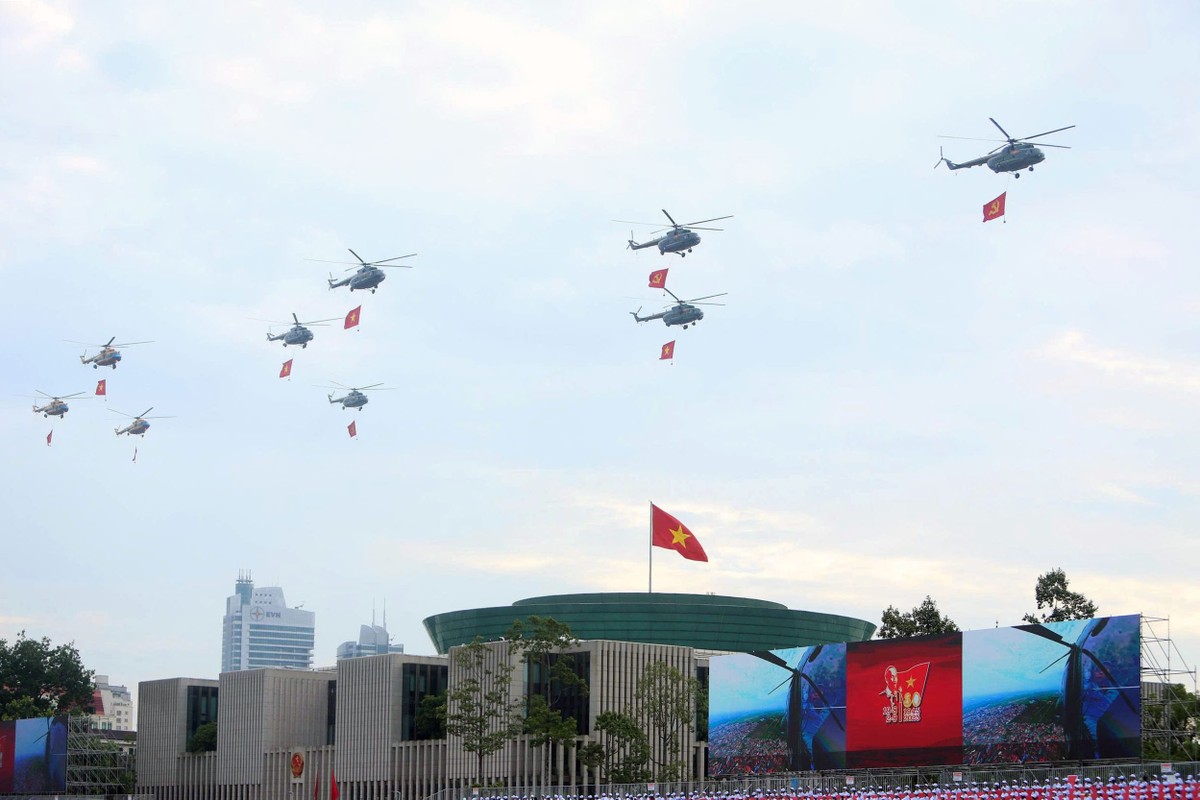 Sau cơn mưa vào rạng sáng 30/8, bầu trời Hà Nội thoáng đãng, thời tiết thuận lợi cho hoạt động diễn tập trực thăng kéo cờ. Khoảng 7h sáng, biên đội trực thăng thuộc lực lượng Không quân Việt Nam tiến hành loạt bay đầu tiên qua Hồ Tây, hướng tới quảng trường Ba Đình.