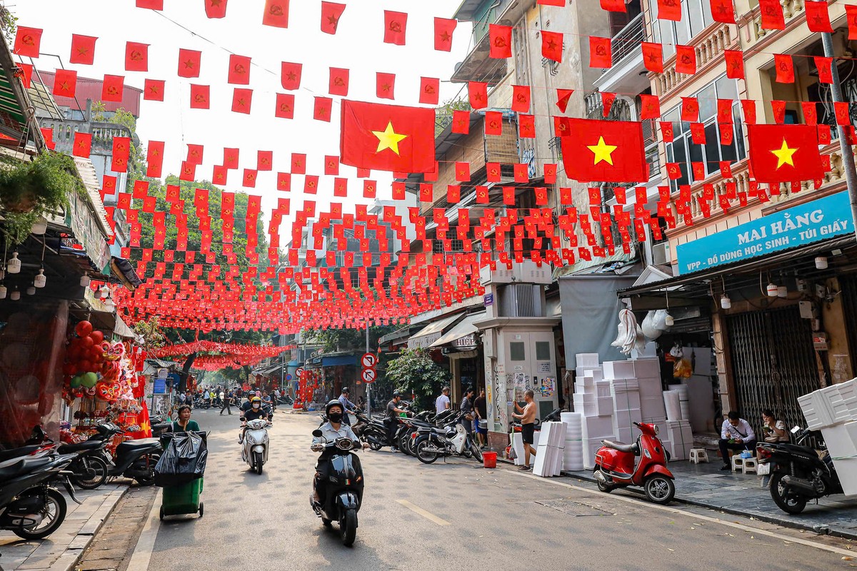 Nhiều tuyến phố như: Hàng Mã, Hàng Lược, đường Độc Lập... rực rỡ sắc màu của cờ Đảng, cờ Tổ Quốc, pano áp phích chào mừng Quốc khánh 2/9.