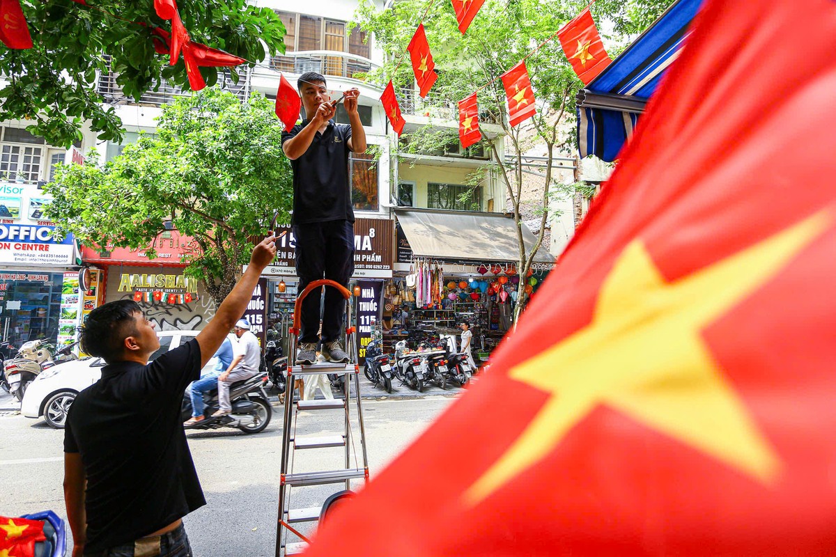 Không khí lễ Quốc khánh 2/9 đang lan tỏa khắp phố phường Hà Nội.