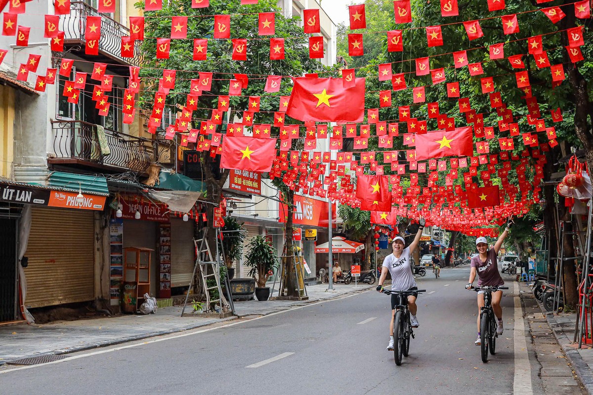 Hình ảnh khiến người dân hân hoan, phấn khởi, khơi dậy niềm tự hào dân tộc và lòng yêu nước, hướng về ngày lễ lớn của Đất nước.