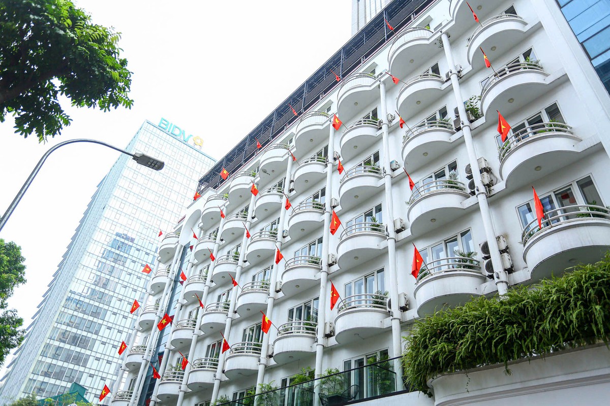 Không chỉ các con phố, các tòa nhà cũng trang trí theo chủ đề mừng Đại lễ với cờ hoa ngập tràn.