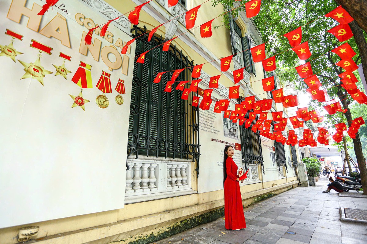 Giới trẻ thích thú check-in bên Hồ Hoàn Kiếm.