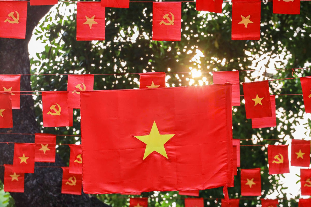 Dạo bước qua những con đường quen thuộc, người dân dễ dàng bắt gặp hình ảnh cờ đỏ sao vàng tung bay trong nắng sớm.