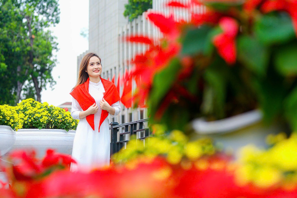 Người dân ghi lại khoảnh khắc các tuyến phố Hà Nội trang trí rực rỡ cờ hoa.