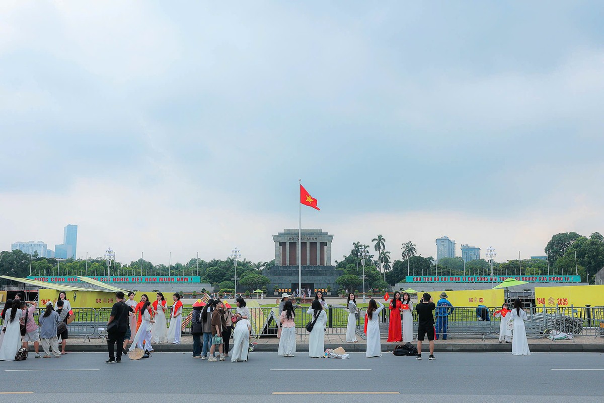 Tại khu vực Quảng trường Ba Đình, Lăng Chủ tịch Hồ Chí Minh, cờ hoa được trang trí tạo không khí chào mừng ngày lễ lớn của dân tộc.