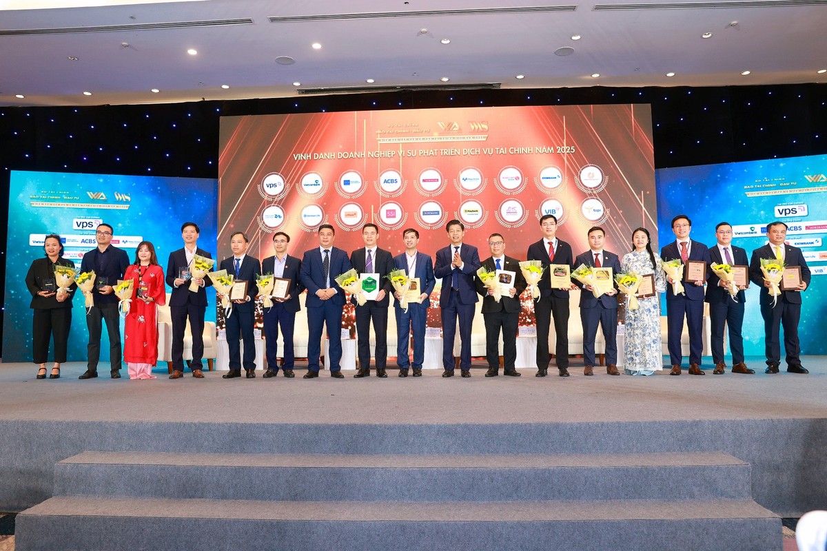 Trước đó, trong khuôn khổ Diễn đàn Cấp cao Cố vấn tài chính Việt Nam, Ban Tổ chức trao Kỷ niệm chương Vinh danh 18 doanh nghiệp “Vì sự phát triển dịch vụ tài chính”.